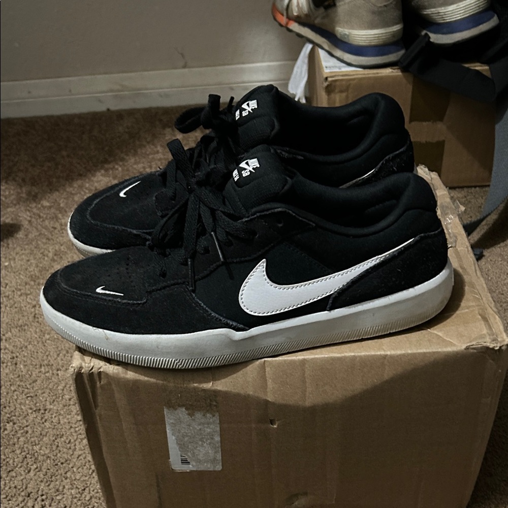 Nike Men's Black and White Low-Top Sneakers